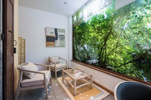Interior - The lakeside garden of presles (Menthon-Saint-Bernard)