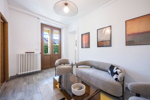 Living area - The lakeside garden of presles (Menthon-Saint-Bernard)