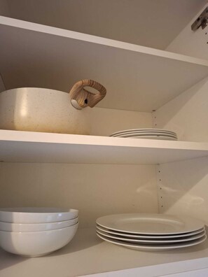 A kitchen shelf with white bowls and plates. - Flat with London Eye view Big Ben Westminister LM4 (London)