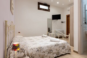 1 bedroom, iron/ironing board, WiFi, bed sheets - Room 'Il Fenicottero - La Salina' with Wi-Fi and Air Conditioning (Avetrana)