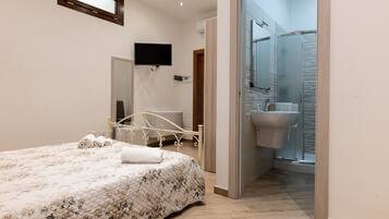 1 habitación, tabla de planchar con plancha, wifi y ropa de cama