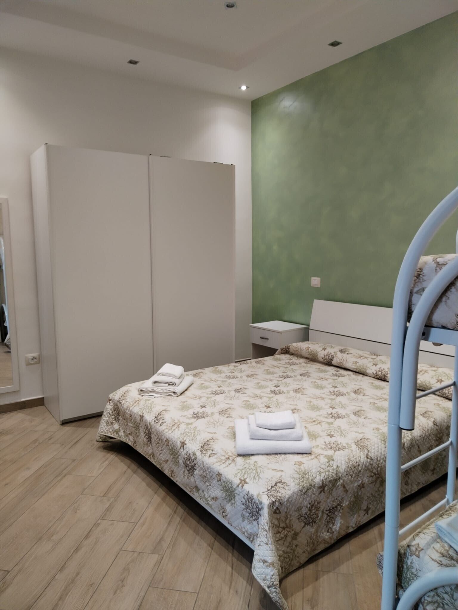 1 habitación, tabla de planchar con plancha, wifi y ropa de cama 