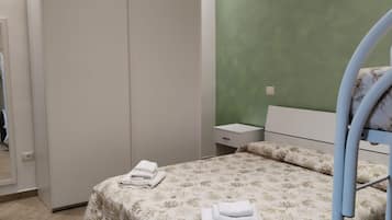 1 habitación, tabla de planchar con plancha, wifi y ropa de cama