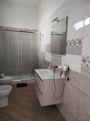 Bathroom - Room 'Il Fenicottero - La Salina' with Wi-Fi and Air Conditioning (Avetrana)