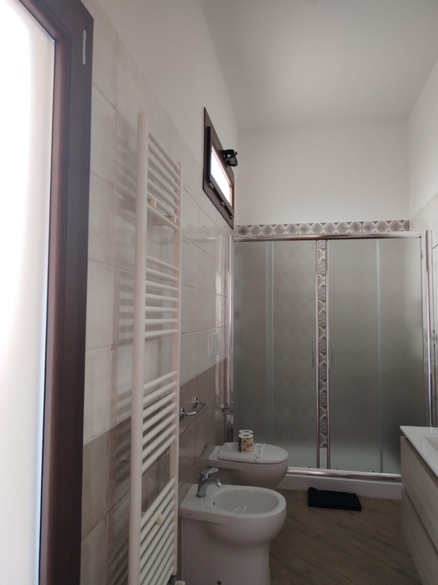 Ducha, secador de pelo, toallas