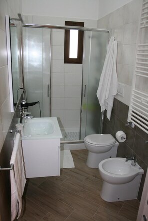 Shower, hair dryer, towels - Room 'Il Fenicottero - La Salina' with Wi-Fi and Air Conditioning (Avetrana)