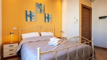 1 habitación, tabla de planchar con plancha, wifi y ropa de cama