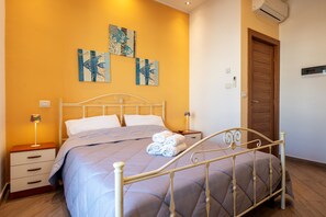 1 slaapkamer, een strijkplank/strijkijzer, wifi, beddengoed