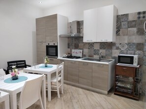 Fridge, microwave, stovetop, coffee/tea maker - Room 'Il Fenicottero - La Salina' with Wi-Fi and Air Conditioning (Avetrana)