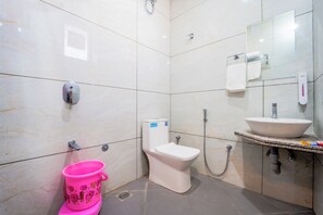 Deluxe Room | Bathroom | Free toiletries, towels, soap, shampoo - Hotel Neel Kamal (Khatoo)