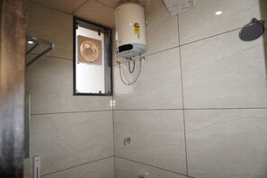 Free toiletries, towels, soap, shampoo - Hotel Neel Kamal (Khatoo)