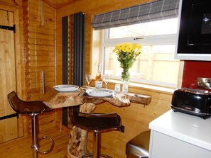 Dining - The Balmoral Studio Lodge (Ellesmere)