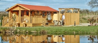 The Balmoral Studio Lodge – Private Hot Tub & On-Site Carp Fishing 🎣🛁