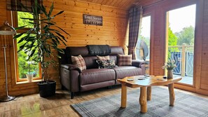 Smart TV, DVD player, stereo - The Windsor Lodge Contrast Water Therapy. Hot Tub & Ice Cold Plunge Barrel. (Ellesmere)