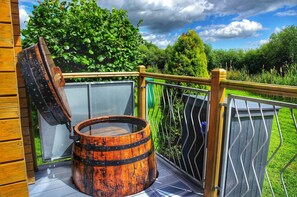 Property grounds - The Windsor Lodge Contrast Water Therapy. Hot Tub & Ice Cold Plunge Barrel. (Ellesmere)