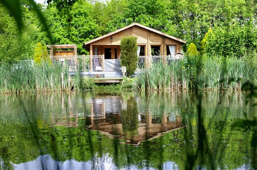 The Windsor Lodge Contrast Water Therapy. Hot Tub & Ice Cold Plunge Barrel.