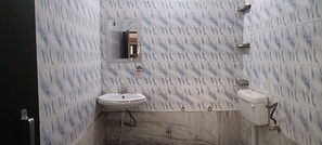 Dusch, hårtork, bidé och handdukar