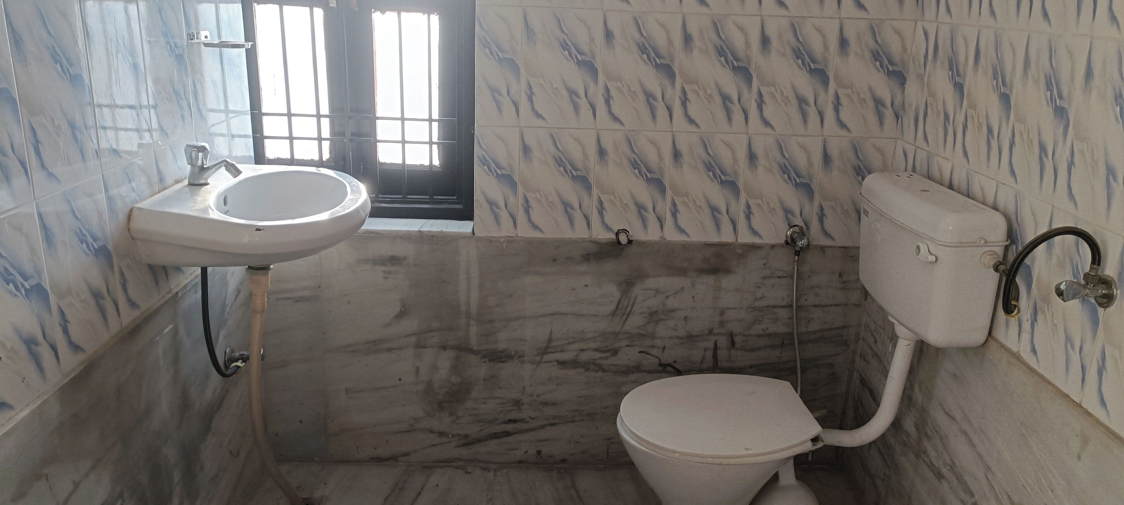 Dusch, hårtork, bidé och handdukar