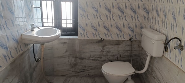 Regadera, secadora de cabello, bidet, toallas