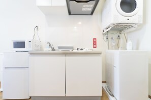Private kitchen - St4F ] Central location in Naha city! 5 minutes walk to Makishi Public Market and Kokusai-dori Street! 2 beds, washer/dryer available (Nahashi)
