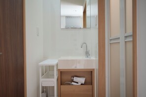 Shower, hair dryer, bidet, towels - St4F ] Central location in Naha city! 5 minutes walk to Makishi Public Market and Kokusai-dori Street! 2 beds, washer/dryer available (Nahashi)