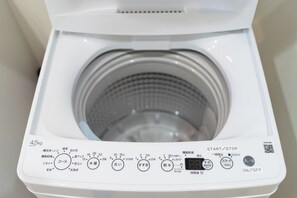 Miscellaneous - St4F ] Central location in Naha city! 5 minutes walk to Makishi Public Market and Kokusai-dori Street! 2 beds, washer/dryer available (Nahashi)