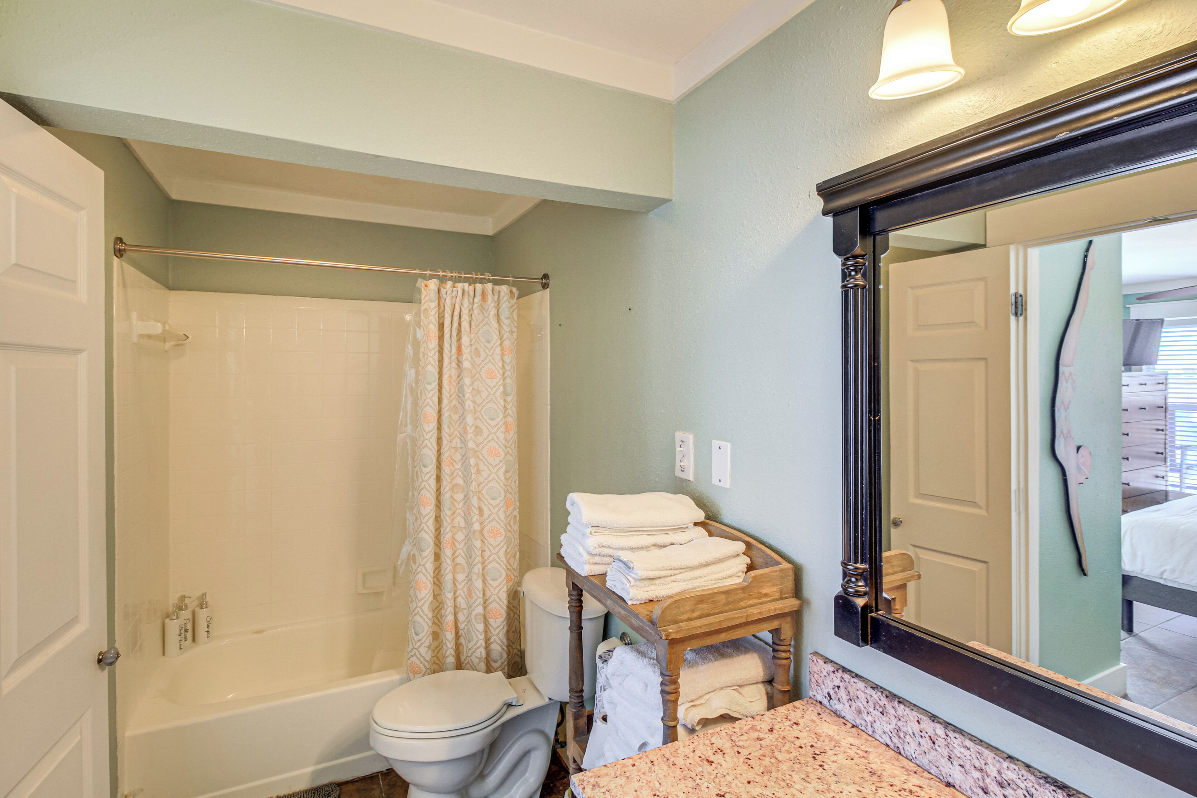Une salle de bain équipée d’une baignoire, de toilettes et d’un meuble-lavabo avec un miroir.