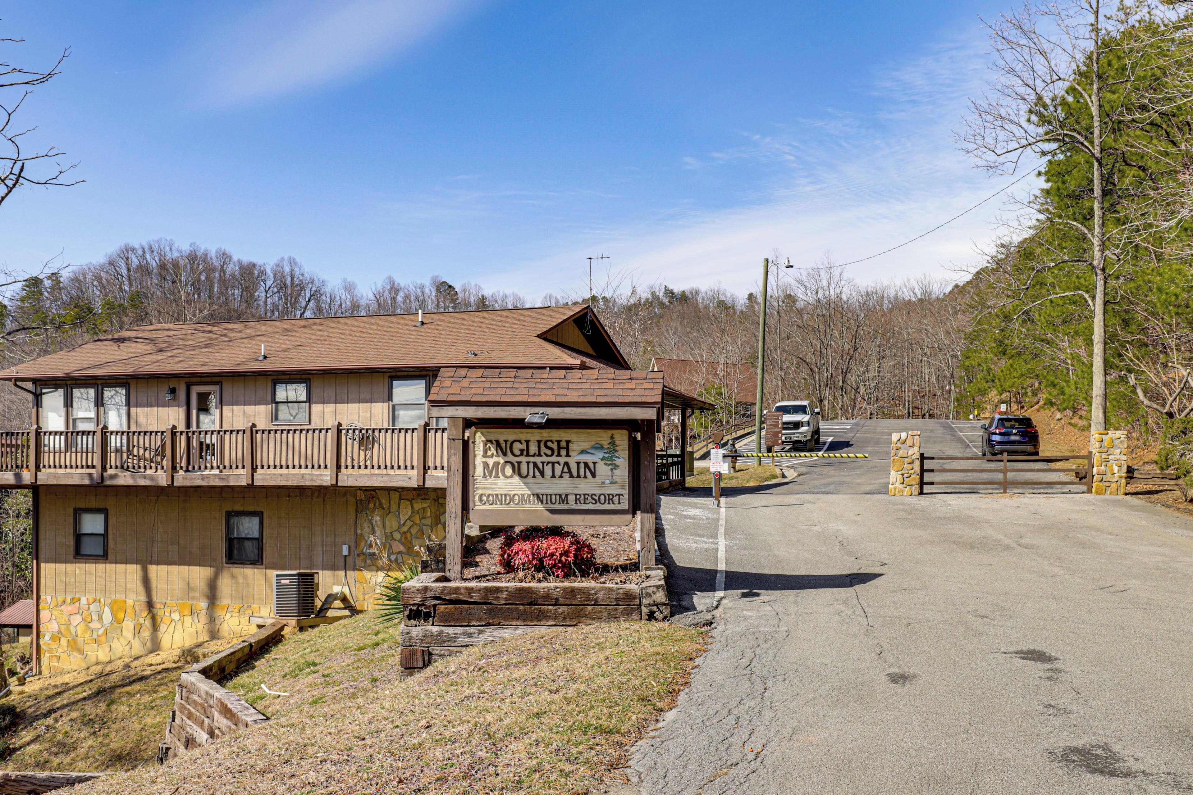 Un immeuble de deux étages sur lequel on peut lire l’inscription : « English Mountain Condominium Resort ».