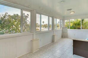 House (4 Bedrooms) | Interior - Families Welcome! Historical Hideaway in Palmetto (Palmetto)