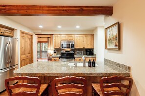 Køleskab, mikrobølgeovn, kogeplade, opvaskemaskine