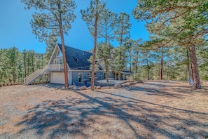 A two-story house with a covered porch, surrounded by tall pine trees. - 'the Restful Retreat' Mtn-view Alto Group Getaway (Alto)