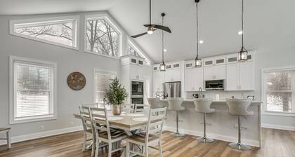 Hot Tub + Fire Pits: Waterfront Lake Anna Escape!