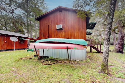 1BR Riverfront w/ Views, Canoe, Grill & Fire Pit