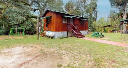 1BR Riverfront w/ Views, Canoe, Grill & Fire Pit