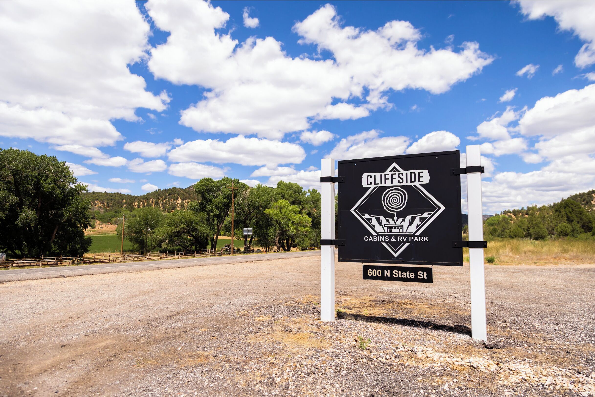 A sign for Cliffside Cabins & RV Park at 600 N State St.