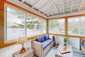 Interior - 3BR Lakefront Dog-friendly w/ Floating Dock (Dexter)