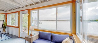 3BR Lakefront Dog-friendly w/ Floating Dock