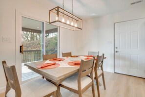 House (2 Bedrooms) | Interior - Mtn-view Deck! Modern Retreat Near Jump Off Rock (Hendersonville)