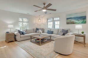 Interior - Mtn-view Deck! Modern Retreat Near Jump Off Rock (Hendersonville)