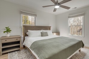 Interior - Mtn-view Deck! Modern Retreat Near Jump Off Rock (Hendersonville)