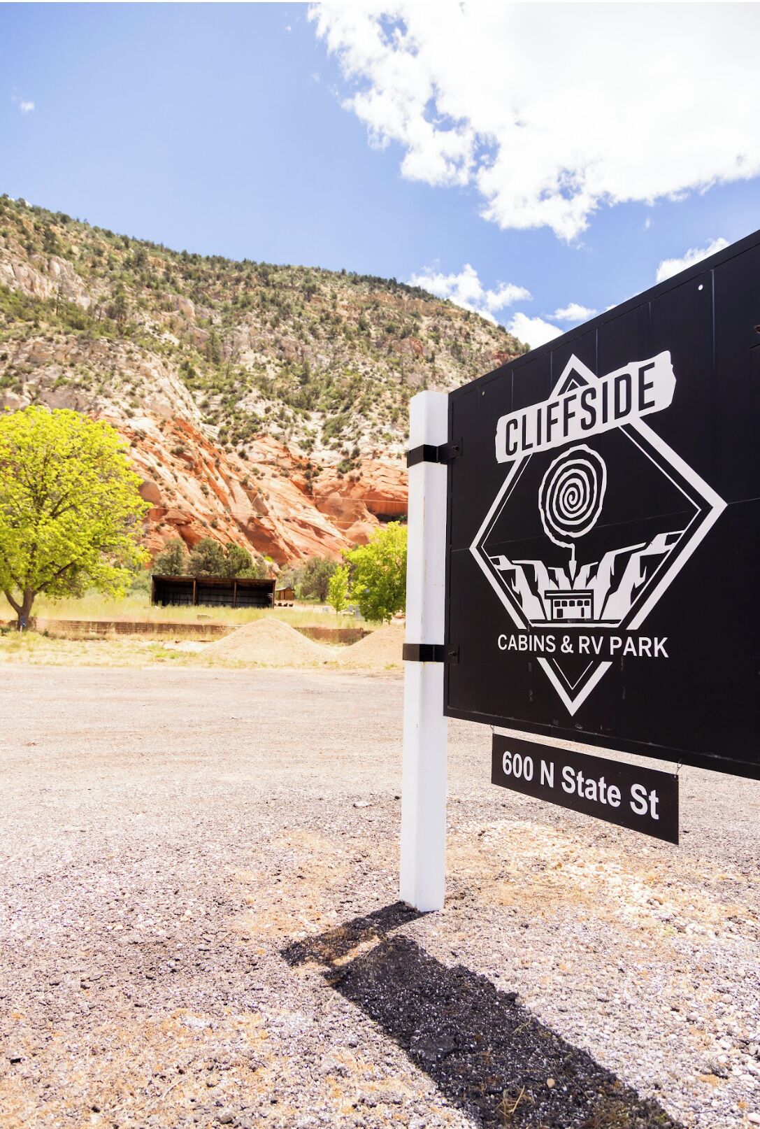 A sign for Cliffside Cabins & RV Park at 600 N State St.