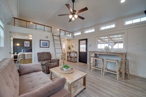 House (1 Bedroom) | Interior - 70-acre Retreat w/ 2 Fishing Ponds Near Route 66 (Stroud)