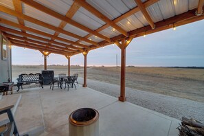 House (1 Bedroom) | Interior - 70-acre Retreat w/ 2 Fishing Ponds Near Route 66 (Stroud)