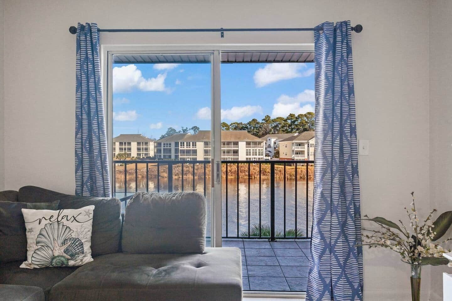 Televisión y chimenea 