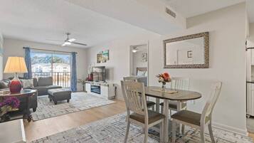 Televisión y chimenea