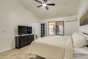 House (3 Bedrooms) | Interior - Glendale Entertainment Hub! Family Home w/ Pool (Glendale)