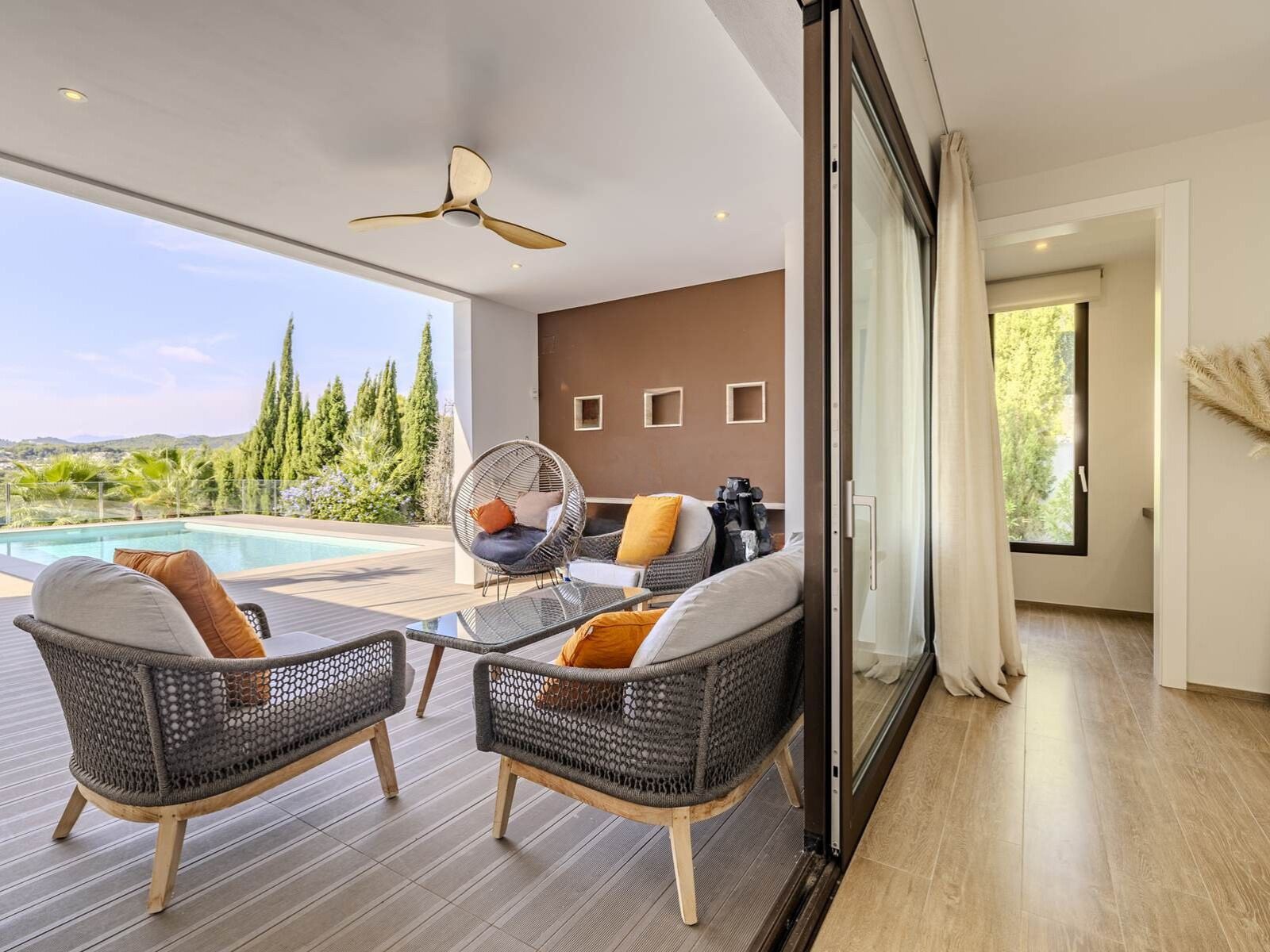 Een buitenzwembad en een verwarmd zwembad