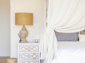 4 habitaciones, escritorio y tabla de planchar con plancha 