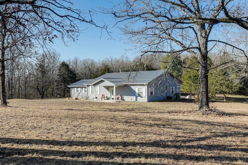 3 Mi to Bull Shoals Lake: Peaceful Escape w/ Patio