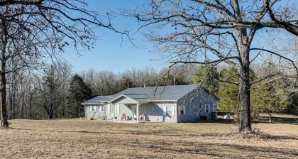 3 Mi to Bull Shoals Lake: Peaceful Escape w/ Patio
